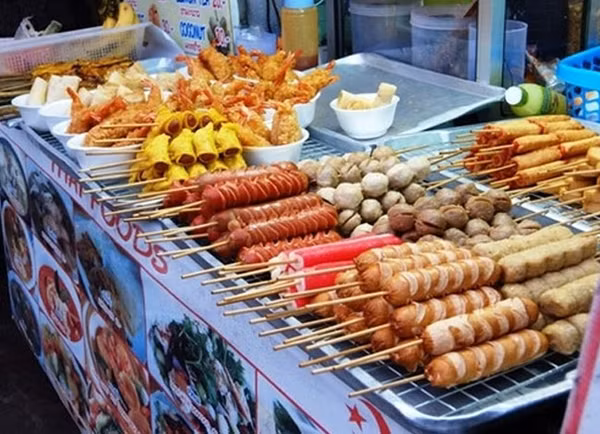 Ăn loại thực phẩm này không hề có lợi cho sức khỏe. Ngay cả khi đã lọc cặn thực phẩm trong khi chiên ngập dầu, các chất gây ung thư vẫn tồn tại. Mặt khác, dầu đun nóng ở nhiệt độ cao sẽ tạo ra một lượng lớn chất béo trans. Từ đây, những căn bệnh về gan nhiễm mỡ, tim mạch và mạch máu não sẽ dần hình thành và phát triển âm thầm trong cơ thể.