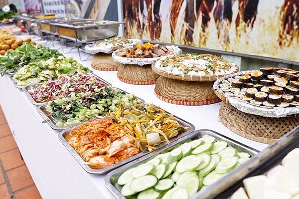 Vậy nhưng, salad ngoài hàng rất có thể được làm từ nguồn rau cũ không đảm bảo. Sử dụng loại rau để lâu, lượng dinh dưỡng có thể hao hụt, biến chất không có lợi. Ảnh: IT