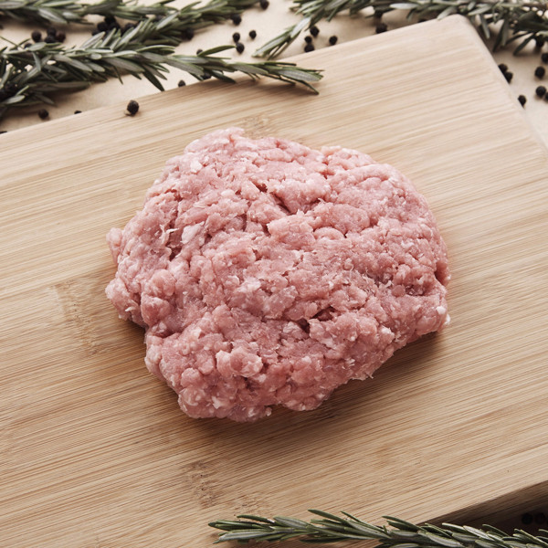 Vậy nhưng, bạn không nên tùy tiện mua thịt xay sẵn từ trước. Rất có thể chúng được xay từ những phần thịt thừa hoặc thịt cũ khó nhận biết. Để tốt hơn, bạn nên trực tiếp chọn phần thịt rồi nhờ chủ quán rửa sạch, xay nhỏ mang về dùng.