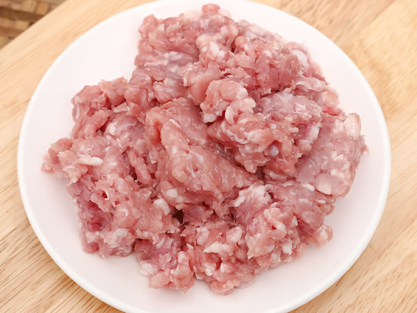 Thịt xay. Các sạp bán thịt lợn ở các chợ dân sinh đều có thịt xay sẵn phục vụ khách hàng. Mua loại thịt này về chế biến rất tiện lợi, không cần mất công xay nhuyễn hay băm nhỏ.