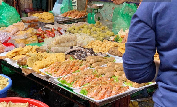 Đồ chiên rán. Đồ chiên rán rất đa dạng, chúng được chủ quán chế biến sẵn, khách hàng mua về là có thể dùng ngay được như đậu phụ, nem, gà rán... Khi đi ngang những quầy thực phẩm này, nhiều thực khách bị thuyết phục bởi màu sắc bắt mắt, hương vị hấp dẫn. Tuy nhiên, đây lại là nhóm thực phẩm rất bẩn và chủ hàng hiếm khi đụng đũa.