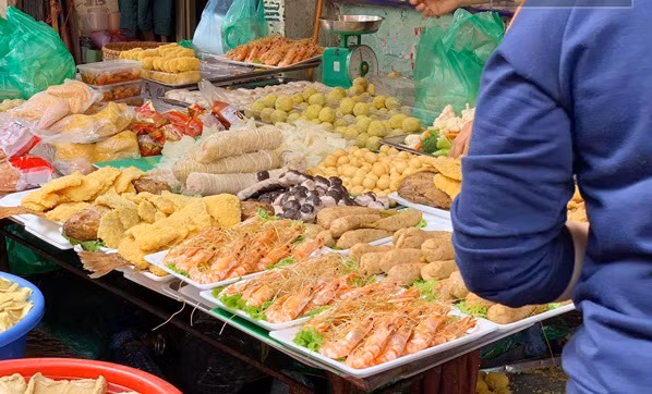 Đồ chiên rán. Đồ chiên rán rất đa dạng, chúng được chủ quán chế biến sẵn, khách hàng mua về là có thể dùng ngay được như đậu phụ, nem, gà rán... Khi đi ngang những quầy thực phẩm này, nhiều thực khách bị thuyết phục bởi màu sắc bắt mắt, hương vị hấp dẫn. Tuy nhiên, đây lại là nhóm thực phẩm rất bẩn và chủ hàng hiếm khi đụng đũa.