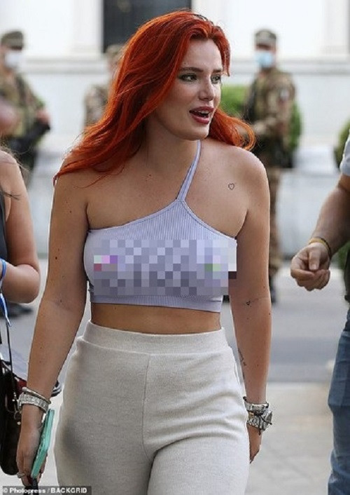 Tự tin với vòng một căng tràn, nữ diễn viên đã nói không với nội y, khiến vòng một lộ rõ sau lớp áo.