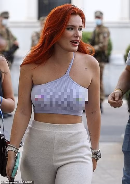 Tự tin với vòng một căng tràn, nữ diễn viên đã nói không với nội y, khiến vòng một lộ rõ sau lớp áo.