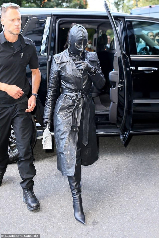 Trang phục kín mít bằng da từ đầu đến chân, kèm theo chiếc mũ trùm kín đầu khiến ngôi sao truyền hình thực tế trông vô cùng đặc biệt. Nhiều người cũng thắc mắc, với trang phục kín bưng như vậy, bà mẹ 4 con sẽ thở bằng cách nào?