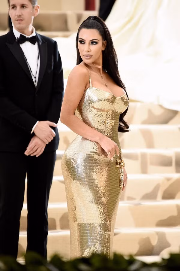 Có lẽ sau quá nhiều bộ trang phục táo bạo đến tận cùng, Kim cần những ý tưởng mới để gây chú ý.