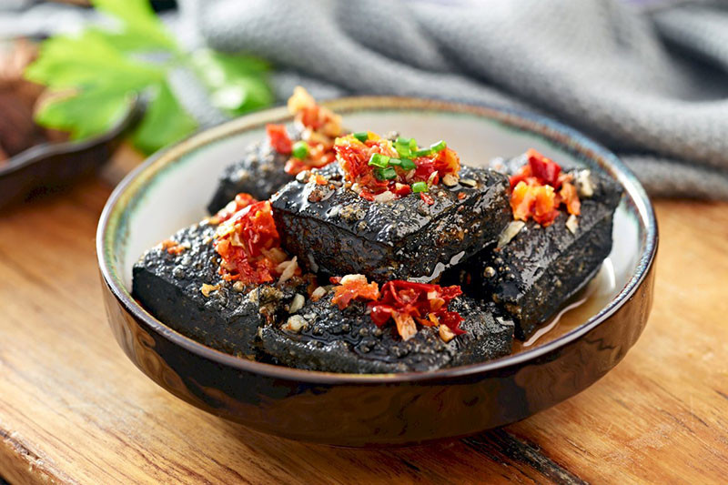 Họ lọc nước từ rau và cho đậu vào ủ lên men tới mức đen sì và có mùi như bãi rác thải hữu cơ. Có người lại bảo đậu hũ chiên như mùi tất thối đem chiên lên.