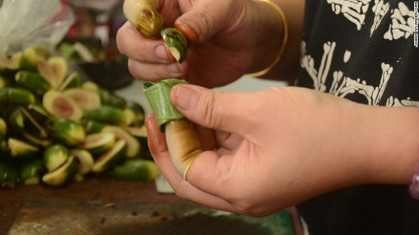 Thực tế, trầu có chứa thành phần alkaloid có thể giúp người dùng nhanh chóng có cảm giác sảng khoái, kích thích. Biểu hiện bên ngoài của tình trạng này là mặt đỏ bừng, cơ thể nóng và đổ mồ hôi nhẹ. Sự tác động này khiến trầu cau đôi khi được ví giống như thuốc lá, có thể gây “nghiện” và rất khó từ bỏ.