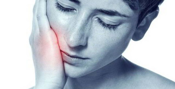 Chức năng miệng hạn chế. Nếu khối u xâm lấn cơ cân, cơ thái dương và các bộ phận khác, nó có thể dẫn đến hạn chế mở miệng hoặc hạn chế cử động của lưỡi. Ví dụ, khối u ung thư lưỡi tiến triển xâm lấn các dây thần kinh hạ vị, có thể gây rối loạn vận động hoặc tê lưỡi, dẫn đến các triệu chứng như khó nhai, nuốt và thậm chí nói. Ảnh: IT