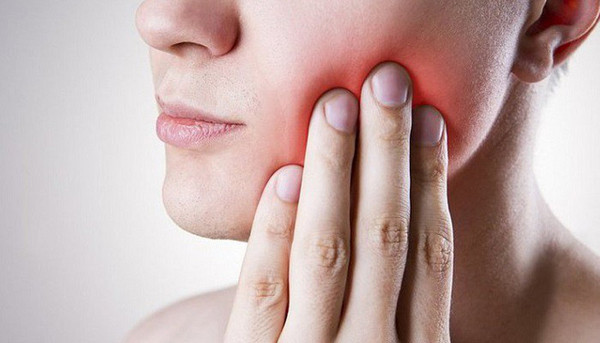 Đau đớn, răng lung lay không giải thích được. Ung thư miệng giai đoạn đầu thường không gây đau hoặc chỉ đau nhẹ. Khi khối u phát triển đến một mức độ nhất định, nó sẽ gây hiện tượng lở loét, chèn ép các dây thần kinh ngoại biên khiến cơn đau rõ ràng hơn. Quá trình ung thư miệng phát triển, xương ổ răng sẽ bị tiêu hủy khiến răng lung lay, không được chắc như trước.