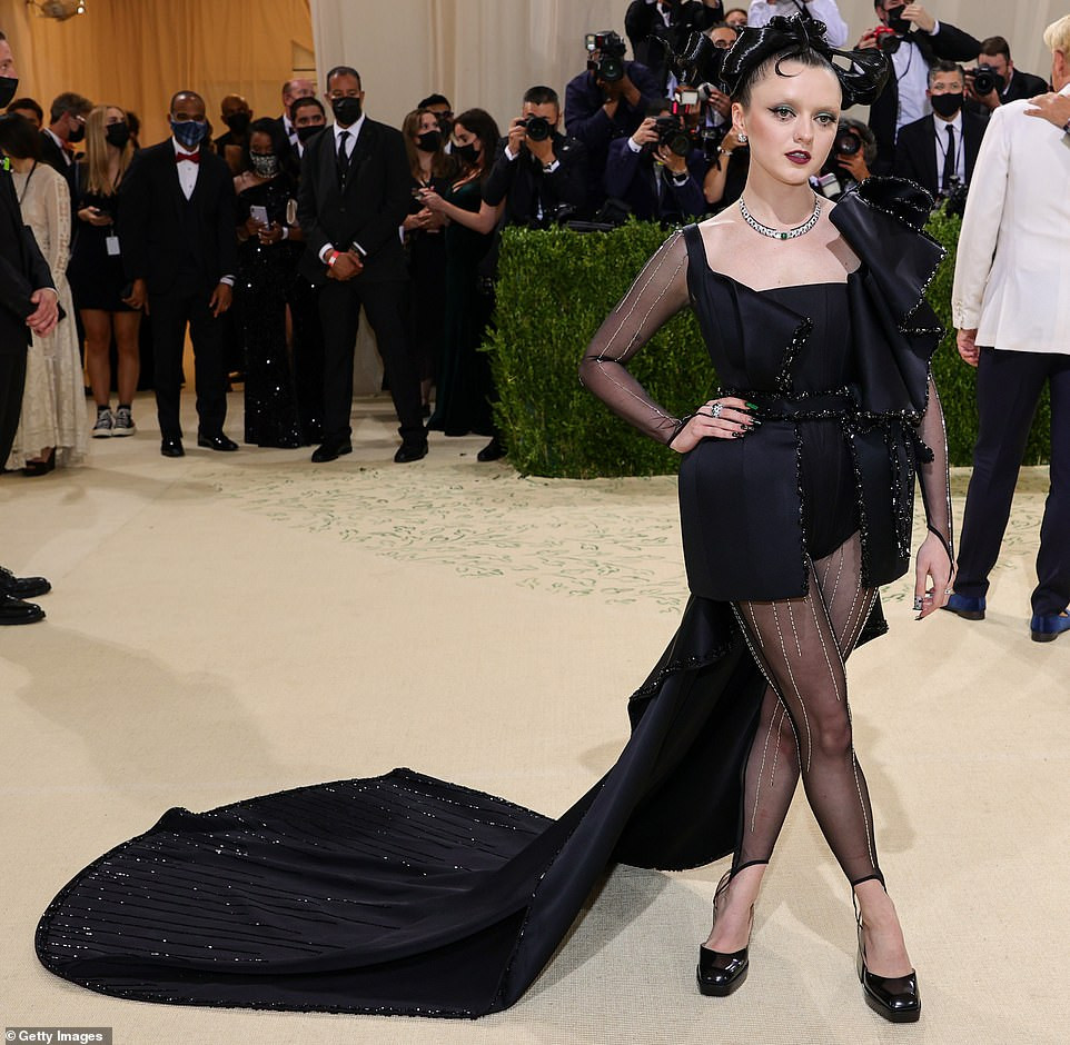 Ngôi sao của "Game of Thrones", Maisie Williams, trông vô cùng ma quái