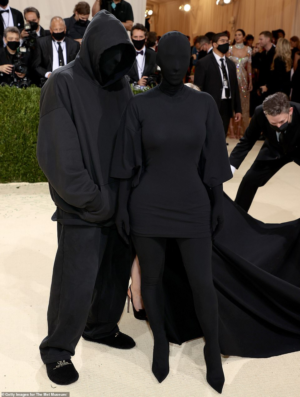 Kim Kardashian đang đi đóng phim kinh dị tiện ghé qua.