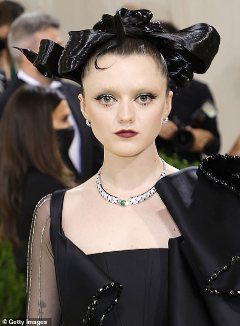 Điểm nhấn của sự ma quái đến từ kiểu tóc có một không hai.