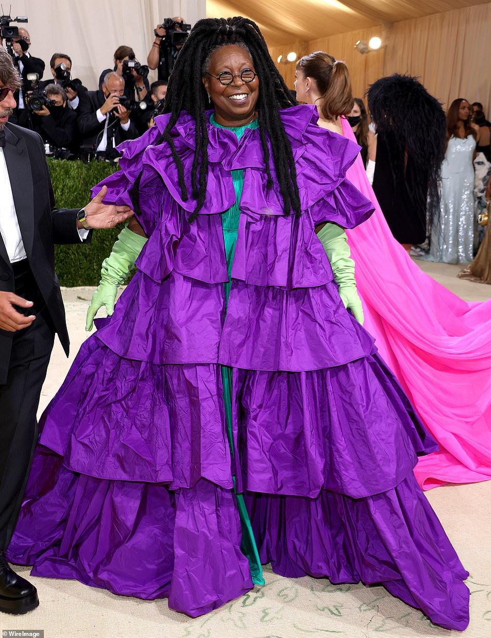 Whoopi Goldberg dường như luôn sợ người khác sẽ cướp mất danh hiệu thời trang thảm họa của mình, vì vậy lần nào bà cũng phải chọn một bộ cánh nhằm củng cố danh hiệu ấy.
