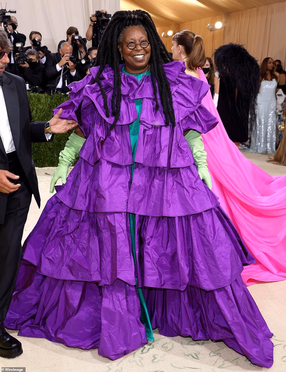 Whoopi Goldberg dường như luôn sợ người khác sẽ cướp mất danh hiệu thời trang thảm họa của mình, vì vậy lần nào bà cũng phải chọn một bộ cánh nhằm củng cố danh hiệu ấy.