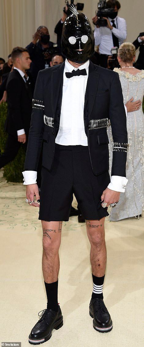 Ngôi sao của Gossip Girl, Evan Mock, chọn cách đeo khẩu trang đáng sợ trên thảm đỏ