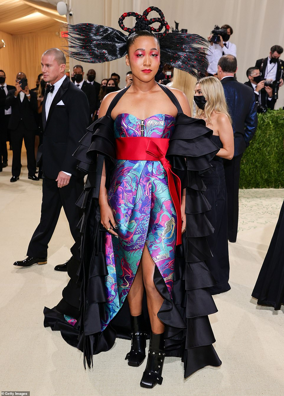 Chuyên gia quần vợt Naomi Osaka đứng đầu danh sách thảm họa thời trang tại Met Gala với bộ trang phục rườm rà. Mái tóc truyền cảm hứng từ phim chưởng Hồng Kông hay hậu quả khi chơi quần vợt gặp gió to?