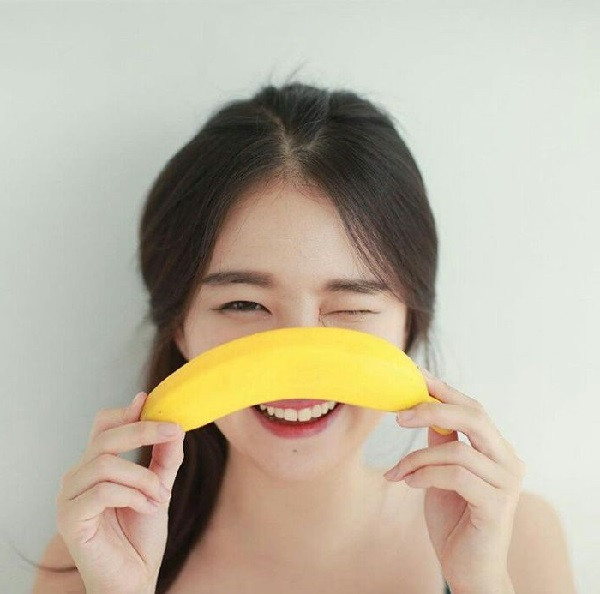 Chồng thắc mắc khi thấy vợ không thích ăn chuối nhưng liên tục mua về, càng lấy làm lạ khi thấy vợ dùng vỏ chuối chà sát cánh tay. Đến khi biết cả kho tác dụng kỳ diệu của vỏ chuối, người chồng mới thật ngỡ ngàng.