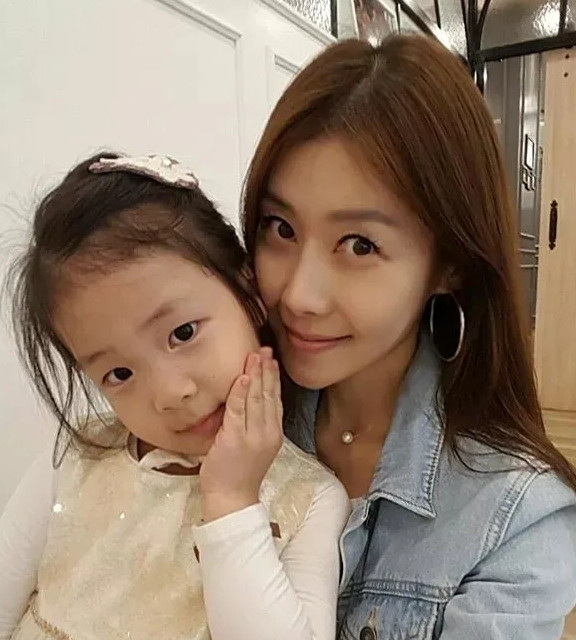 Không ít người nhìn Dasolmom với con gái cô và hiểu nhầm họ là hai chị em.