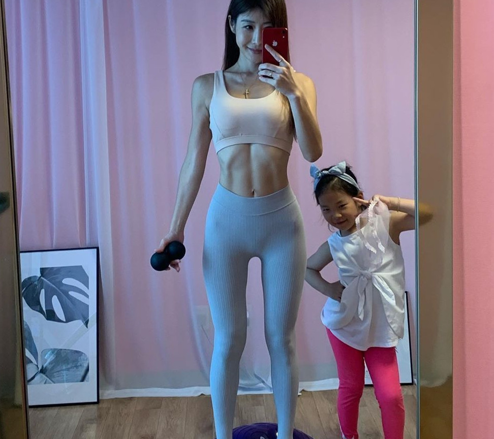 Thứ nhất, bạn cần làm 2 điều ngay khi mở mắt: Kéo căng vòng eo và uống một cốc nước ấm để cơ thể khởi động quá trình tuần hoàn. Thứ hai, uống nước hoa quả vào bữa sáng khi bụng đói, có thể hấp thụ rất nhiều chất dinh dưỡng như vitamin và khoáng chất.