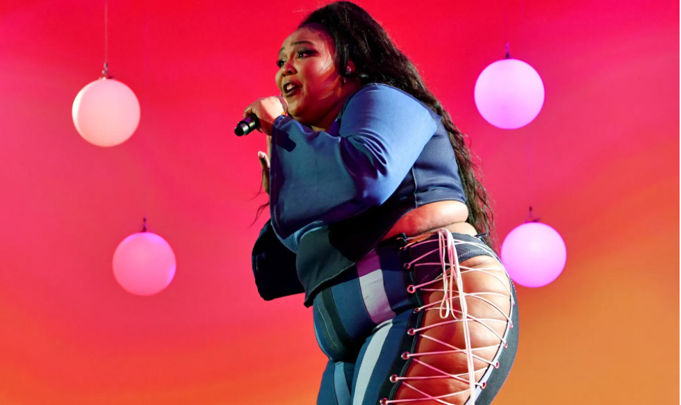 Thường xuyên mặc những bộ bodysuit khoe gần hết cơ thể trên sân khấu, Lizzo cũng chọn những thiết kế khoét xẻ bó sát, khiến cơ thể cô như bó giò.