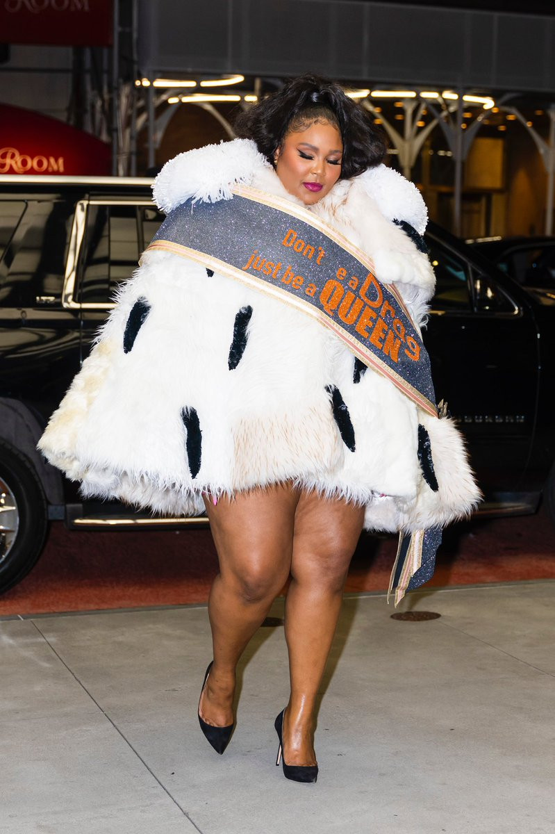 Nữ ca sĩ tài năng không quên đeo một dải băng có trích dẫn lời bài hát của Lady Gaga.