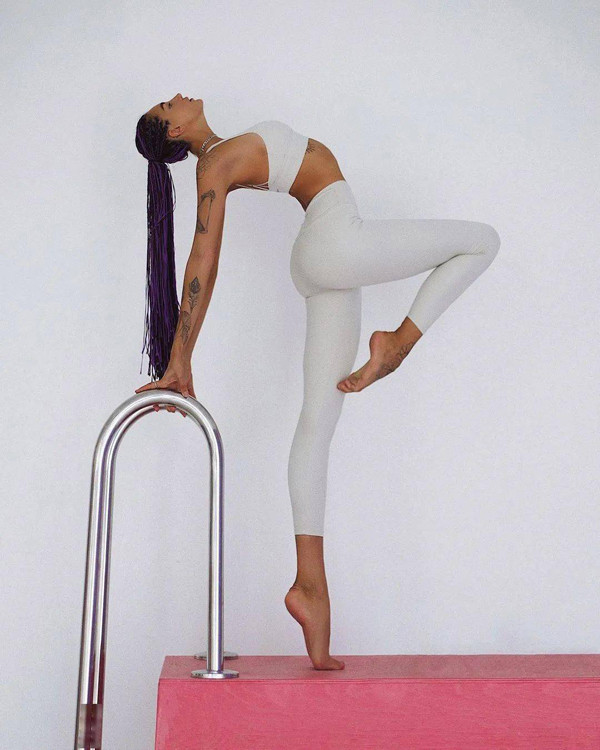 Ngắm những tư thế đòi hỏi độ khó cao, không ít người hâm mộ đồn đoán Anna chắc hẳn là một vũ công chuyên nghiệp.