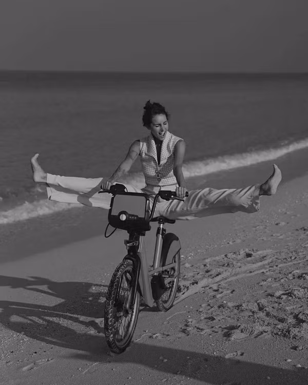 Cô nàng không phô diễn đường cong cơ thể với những dáng phổ biến. Dù ở bãi biển, hồ bơi, đi xe đạp hay thậm chí dưới nước... chỉ cần có hứng là Anna có thể thể hiện những tư thế xoạc chân vô cùng khó.