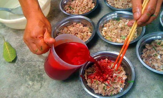 Tuy nhiên khi ăn tiết canh, sản phẩm từ lợn chưa nấu chín dễ mắc liên cầu lợn. Đôi khi chỉ vì ăn một bát tiết canh, người bệnh phải trả giá rất đắt.