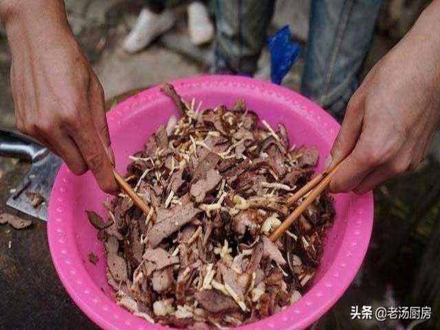 Món ăn gồm thịt lợn nướng, gan và nước sốt làm từ tiết lợn tươi, cùng các loại gia vị như diếp cá, rau mùi, ớt khô...