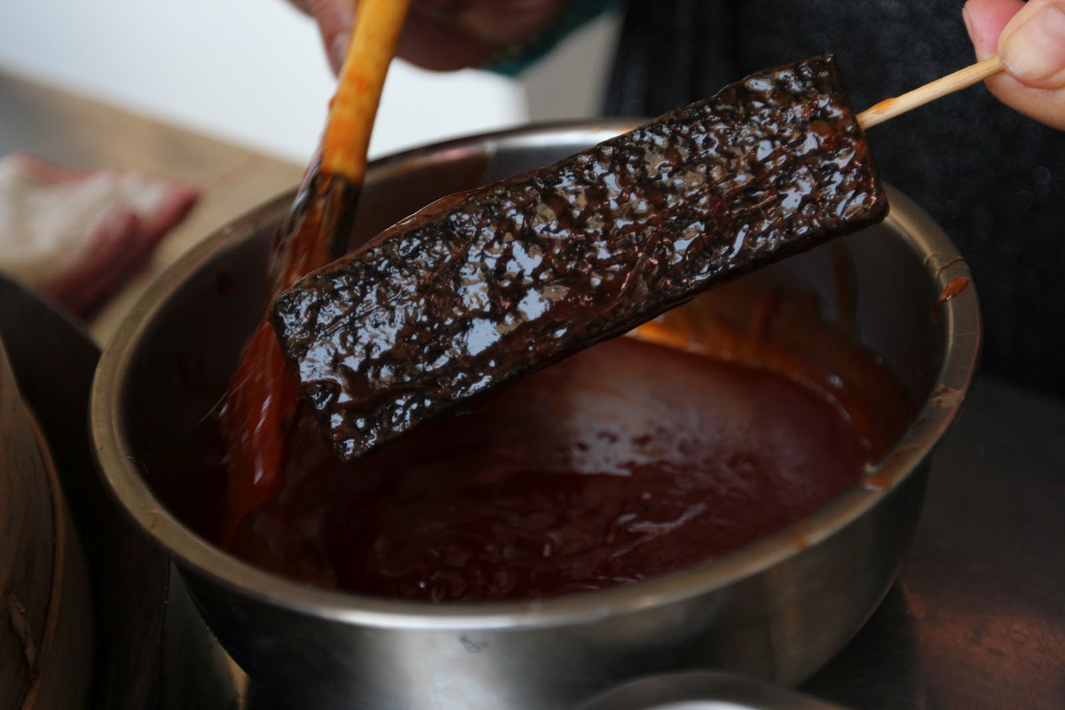 Món bánh tiết heo của Đài Loan từng được vào danh sách 10 món ăn "độc lạ" của thế giới. Ngoài hương vị đặc biệt, món bánh còn giúp bảo vệ phổi khỏi những tác động tiêu cực đến từ khói bụi.