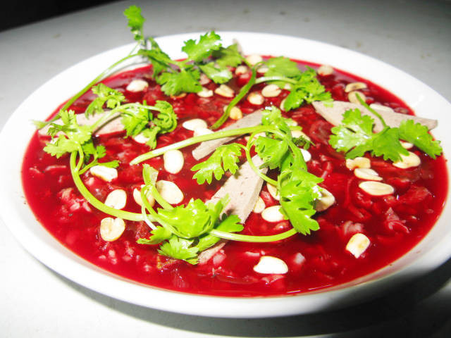 Không thể bỏ qua món tiết canh của Việt Nam. Nhìn bát máu tươi để đông, nhiều người có thể ghê rợn, nhưng đây lại là món được rất nhiều người yêu thích.