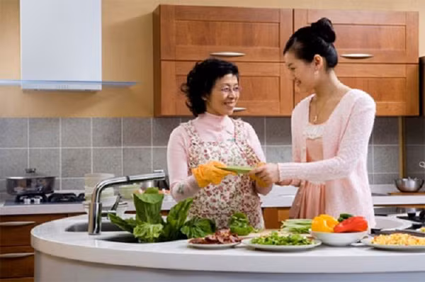 Ban trai moi an toi, co gai “vo mong” khi chung kien canh gai mat