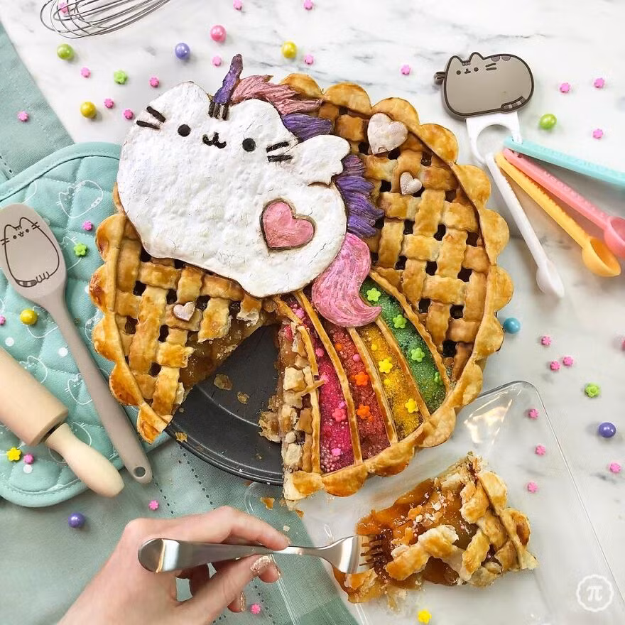 Chú mèo đáng yêu với cầu vồng phía sau.