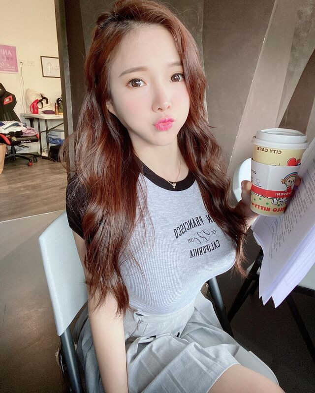 Điều này khiến không ít người "ném đá" vì cho rằng việc khoe thân quá đà của cô có thể gây ảnh hưởng đến cách nhìn nhận của một bộ phận giới trẻ.