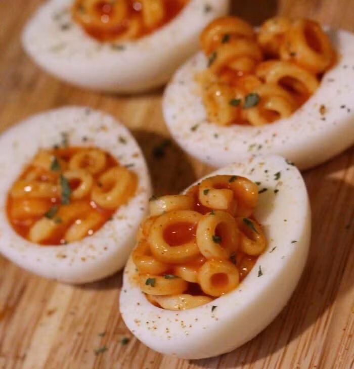 Món trứng "ác quỷ" kết hợp với mỳ.