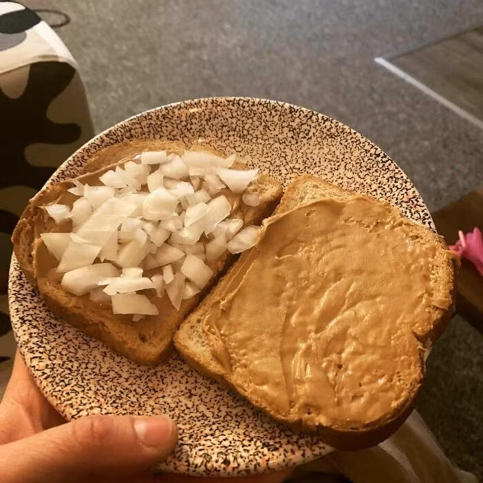 Bánh mỳ kẹp bơ đậu phộng và hành.