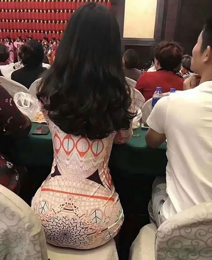 Chiếc váy với phần trang trí không khác gì mạng nhện, tuy nhiên khu vực của chiếc mạng nhện thì hơi sai chỗ.