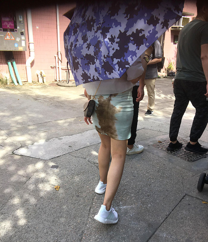 Cô gái nên ghi chú thích: "Tôi không bị ngã vào đống bùn" kẻo ai cũng hiểu nhầm vệt trang trí trên váy là vết bẩn.