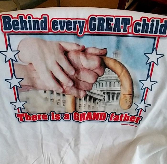 Bức ảnh thử độ trong sáng của bạn: Hãy biết yêu thương những người già (phải chống gậy).