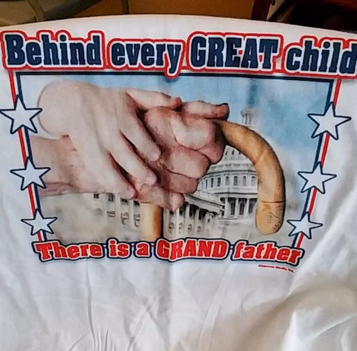 Bức ảnh thử độ trong sáng của bạn: Hãy biết yêu thương những người già (phải chống gậy).