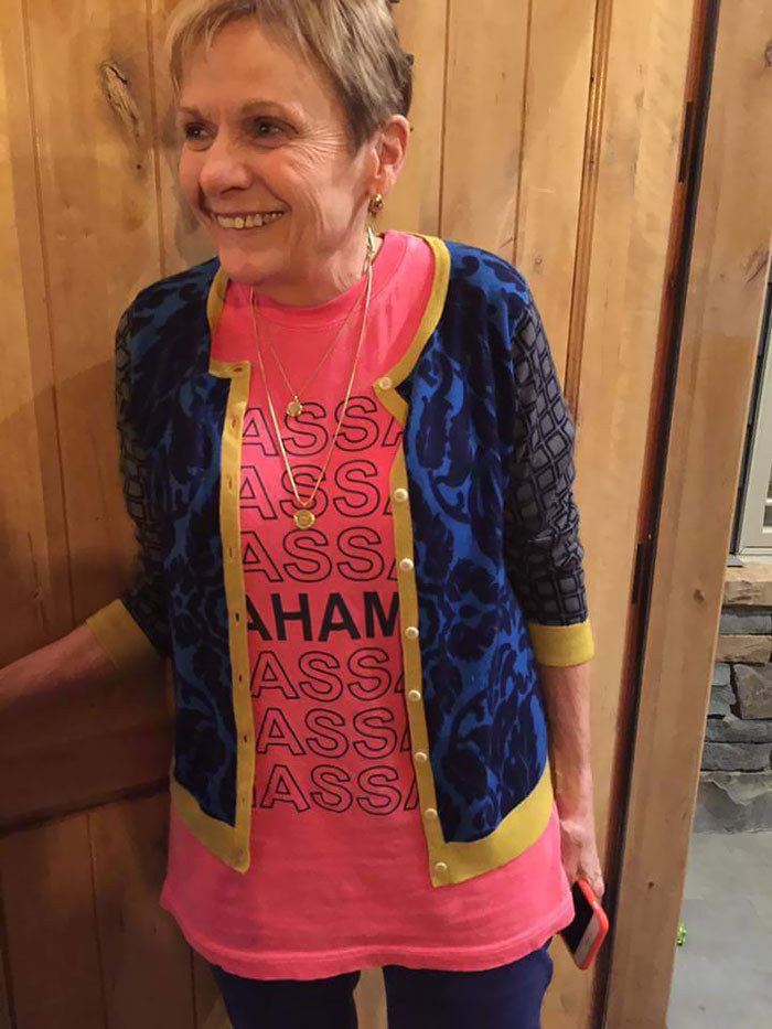 Chúng tôi đã khuyên bà ngoại đừng mặc áo khoác ngoài chiếc áo phông này, vì thứ mọi người đọc được là "ass" (vòng ba)