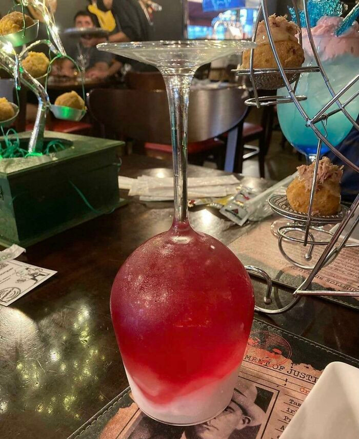 Khách có nên đục một lỗ dưới gầm bàn để uống chiếc cốc úp ngược này?