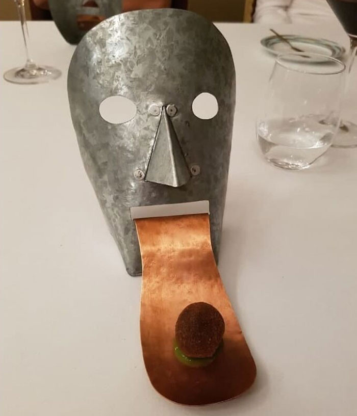 Không biết cái lưỡi của "hiệp sĩ" đã được vệ sinh sạch sẽ trước khi bày đồ ăn hay chưa?