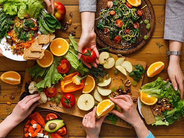 Duy trì chế độ ăn lành mạnh: Thức ăn nhiều muối, calo, chất béo sẽ làm tăng gánh nặng cho cơ thể, gây béo phì, gan nhiễm mỡ, cao huyết áp cùng nhiều vấn đề sức khỏe khác. Chính vì vậy, nam giới nên điều chỉnh chế độ ăn cân bằng dinh dưỡng, tăng cường trái cây, rau xanh. Đồng thời, tránh xa các loại thực phẩm chiên, nướng và chế biến sẵn.