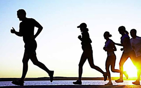 Tập thể dục: Tập thể dục phù hợp có thể làm tăng tốc độ trao đổi chất. Nhờ vậy, cơ thể dễ dàng đào thải các chất độc hại ra ngoài. Vận động thường xuyên còn tăng cường chức năng tim phổi, cải thiện hệ miễn dịch, rèn luyện cơ, xương chắc khỏe.