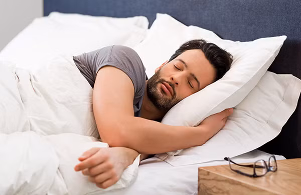 Đảm bảo giấc ngủ: Thường xuyên thiếu ngủ, thức khuya ảnh hưởng đến thời gian cơ thể hồi phục, tự sửa chữa, đào thải độc tố, dẫn đến suy giảm khả năng miễn dịch và đẩy nhanh tốc độ lão hóa cơ thể. Do vậy, nam giới cần ngủ đủ giấc để đảm bảo sức khỏe. Ảnh: IT