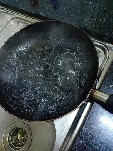 Đến chiếc chảo cũng cháy đen.
