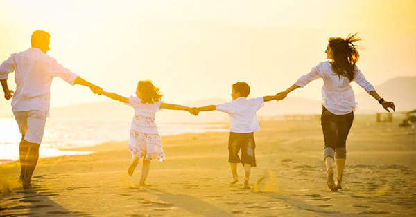 Bên cạnh đó, phụ nữ cũng biết rằng tình yêu là chuyện hai người song cuộc sống là tổng hòa các mối quan hệ xã hội. Cô ấy sẽ để ý đến cách đối nhân xử thế của bạn trai. Chỉ những người cư xử đúng đắn mới có thể xây dựng mối quan hệ hòa hợp giữa các thành viên trong đại gia đình tương lai. Ảnh: IT Mời độc giả xem video: Tâm sự của cặp đồng tính nam hot trên mạng. Nguồn: VTC