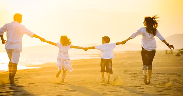 Bên cạnh đó, phụ nữ cũng biết rằng tình yêu là chuyện hai người song cuộc sống là tổng hòa các mối quan hệ xã hội. Cô ấy sẽ để ý đến cách đối nhân xử thế của bạn trai. Chỉ những người cư xử đúng đắn mới có thể xây dựng mối quan hệ hòa hợp giữa các thành viên trong đại gia đình tương lai. Ảnh: IT Mời độc giả xem video: Tâm sự của cặp đồng tính nam hot trên mạng. Nguồn: VTC